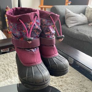 Girls size 12 Columbia pull on winter boots in great used condition
